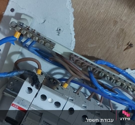 לוח חשמל עם חוטים וכפתורי מפסקים